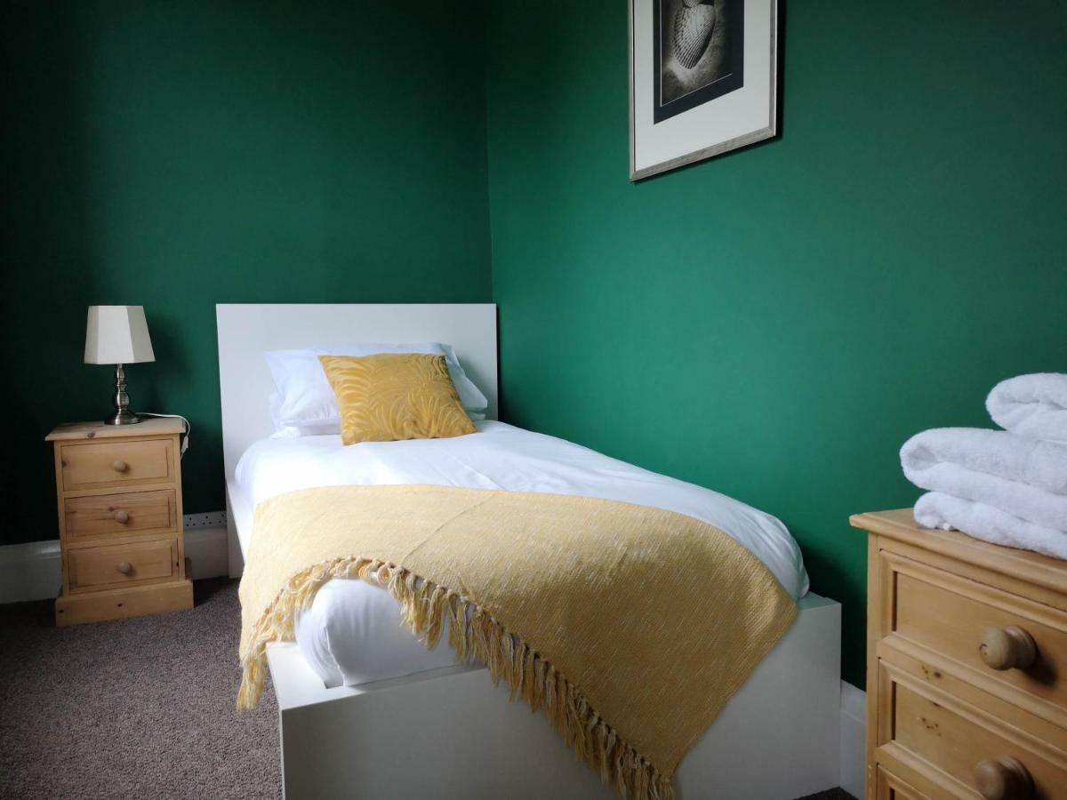 2 Bedroom Apartment At Kent Escapes Short Lets & Serviced Accommodation Kent, Bouverie Escape Folkestone With Wifi מראה חיצוני תמונה